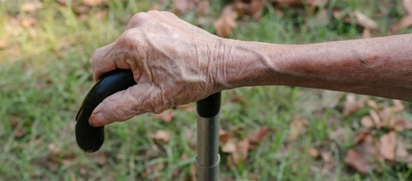 Θαρραλέα... γιαγιά τα έβαλε με ληστή όταν πήγε να της αρπάξει την τσάντα! (βίντεο)